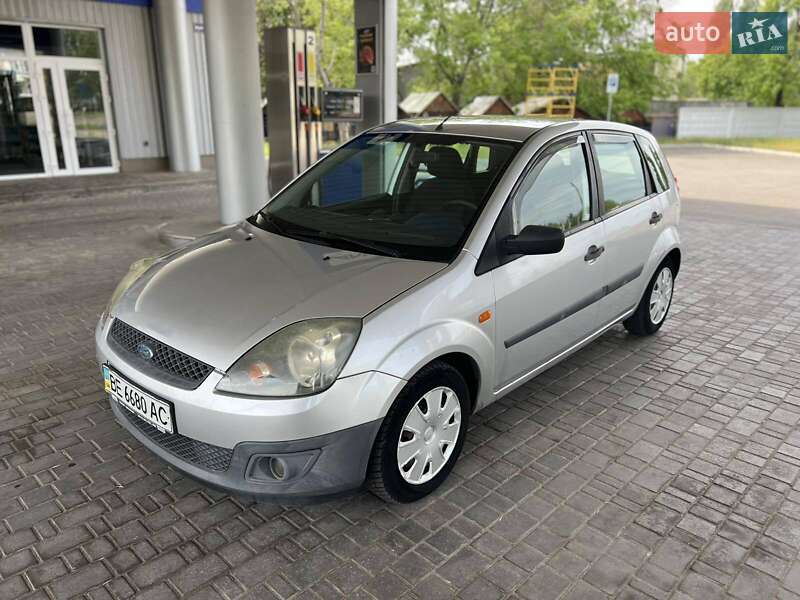 Хетчбек Ford Fiesta 2005 в 