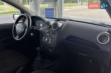 Хетчбек Ford Fiesta 2005 в 