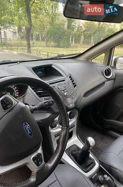 Хэтчбек Ford Fiesta 2016 в 