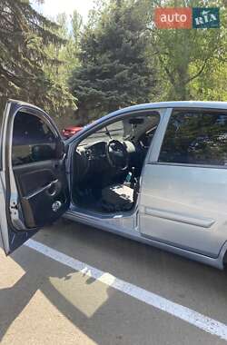 Хэтчбек Ford Fiesta 2006 в 