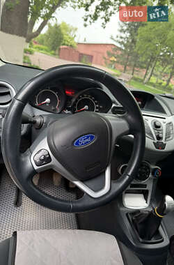 Хетчбек Ford Fiesta 2012 в 