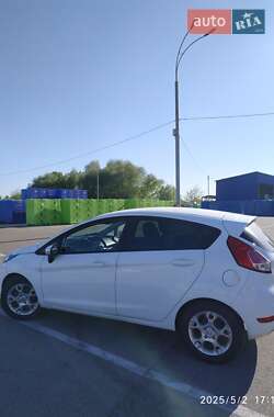 Хэтчбек Ford Fiesta 2015 в 