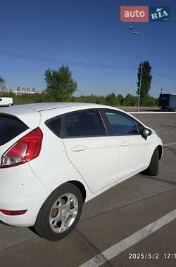 Хэтчбек Ford Fiesta 2015 в 
