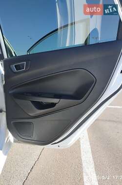Хэтчбек Ford Fiesta 2015 в 