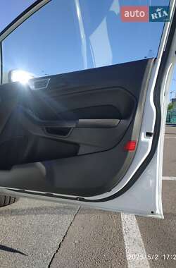 Хэтчбек Ford Fiesta 2015 в 
