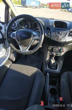 Хэтчбек Ford Fiesta 2015 в 