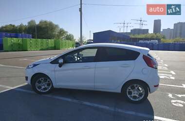Хэтчбек Ford Fiesta 2015 в 