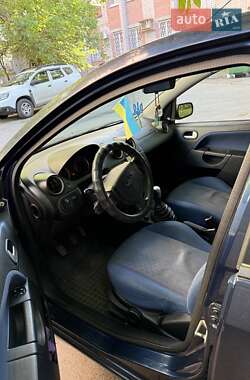 Хэтчбек Ford Fiesta 2004 в 