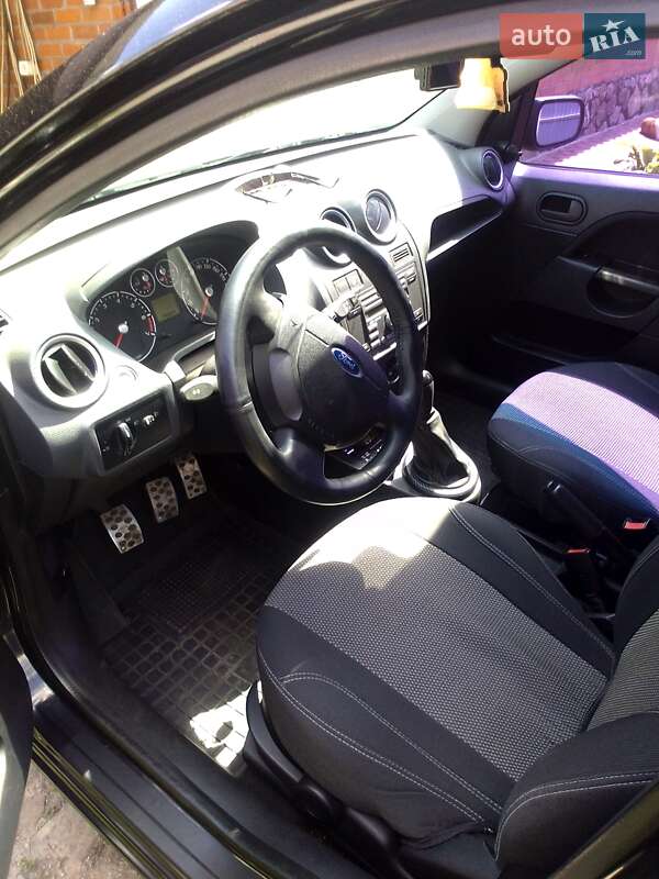 Хэтчбек Ford Fiesta 2006 в Коломаке