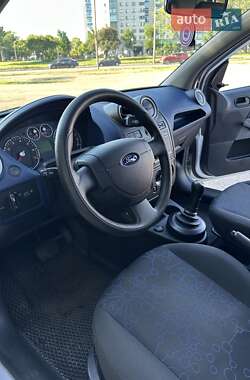 Хэтчбек Ford Fiesta 2005 в 