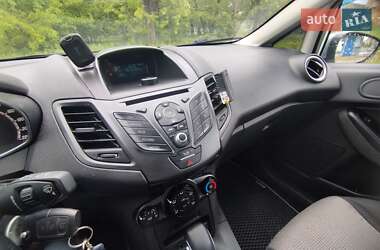 Хэтчбек Ford Fiesta 2016 в 