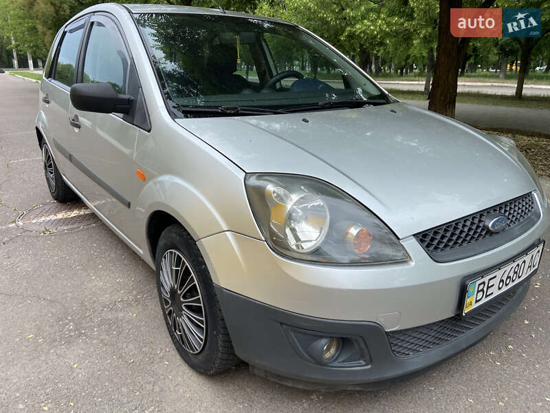 Хэтчбек Ford Fiesta 2005 в 