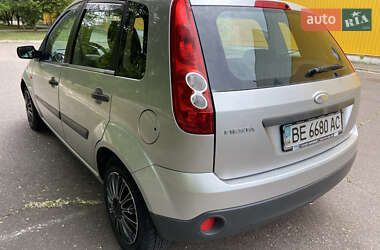 Хэтчбек Ford Fiesta 2005 в 