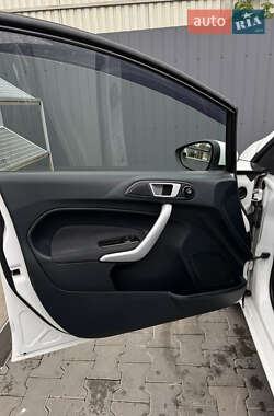 Хэтчбек Ford Fiesta 2012 в 