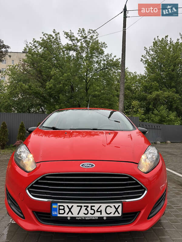 Хэтчбек Ford Fiesta 2015 в 