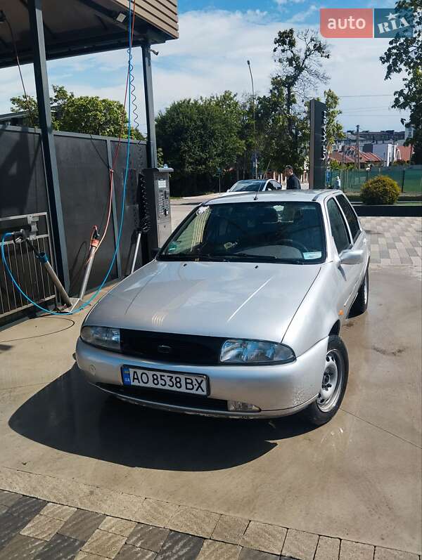 Хэтчбек Ford Fiesta 1998 в 