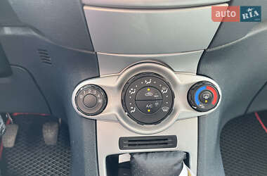 Хэтчбек Ford Fiesta 2012 в 