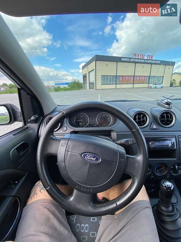 Хэтчбек Ford Fiesta 2004 в Виннице