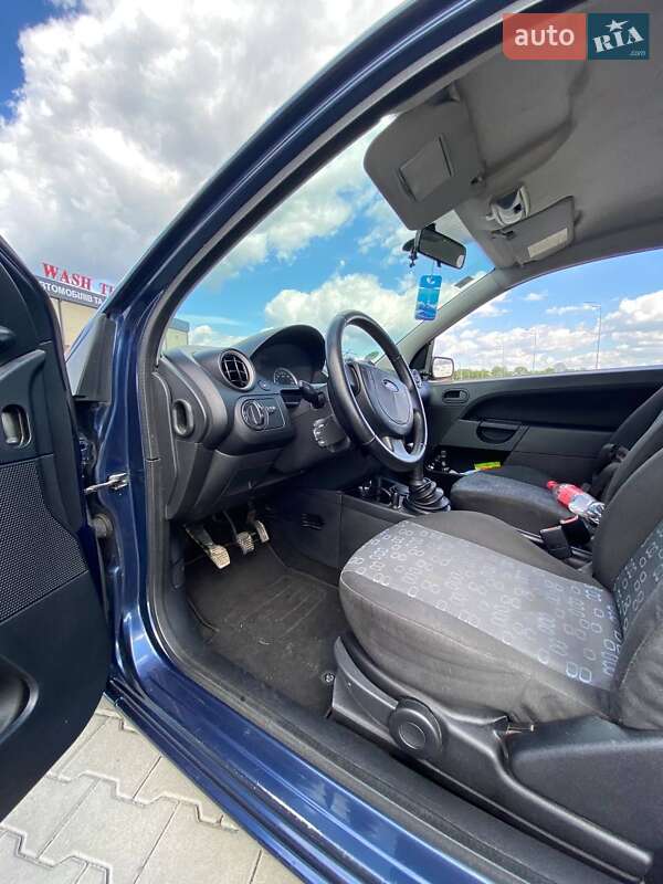 Хэтчбек Ford Fiesta 2004 в Виннице