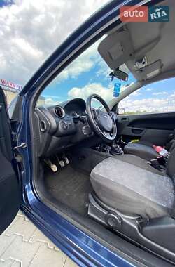Хэтчбек Ford Fiesta 2004 в 
