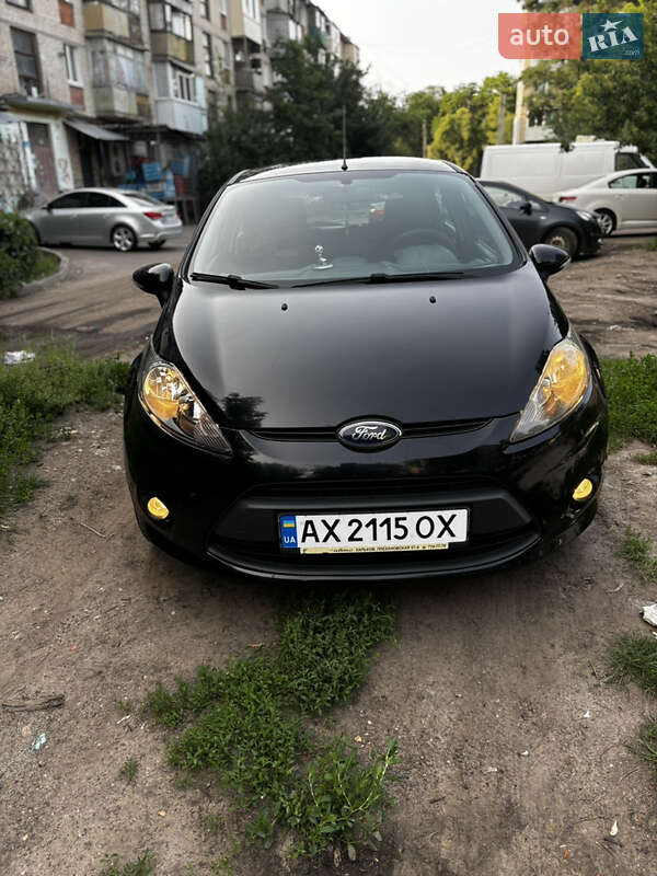 Хэтчбек Ford Fiesta 2011 в 