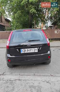 Хэтчбек Ford Fiesta 2005 в 