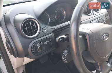 Хэтчбек Ford Fiesta 2004 в 