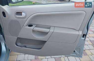 Хэтчбек Ford Fiesta 2004 в 