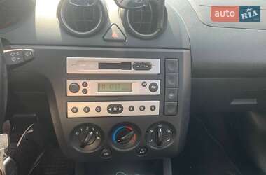 Хэтчбек Ford Fiesta 2004 в 