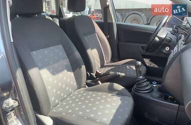 Хэтчбек Ford Fiesta 2004 в 