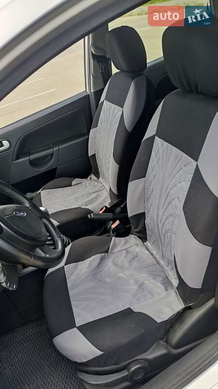 Хэтчбек Ford Fiesta 2004 в Днепре