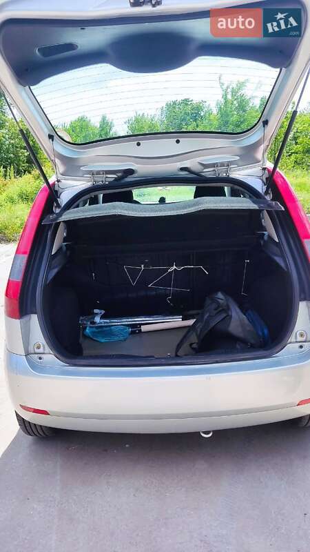 Хэтчбек Ford Fiesta 2004 в Днепре