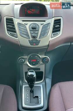 Хетчбек Ford Fiesta 2010 в 