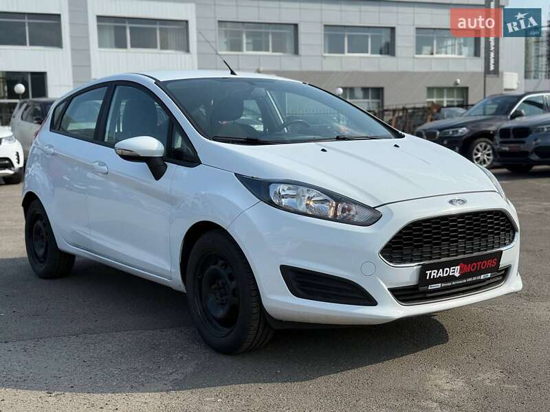 Хэтчбек Ford Fiesta 2016 в 