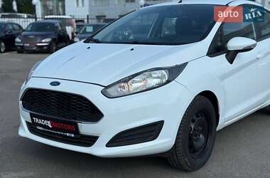 Хэтчбек Ford Fiesta 2016 в 