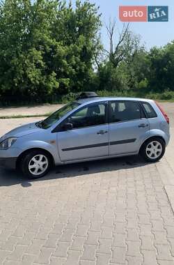 Хэтчбек Ford Fiesta 2005 в 