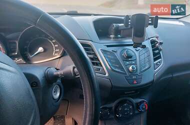 Хэтчбек Ford Fiesta 2012 в 