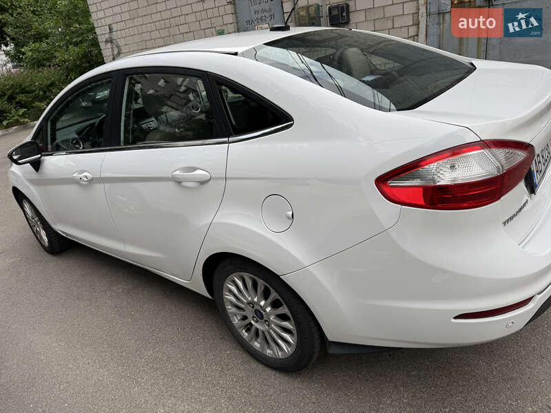 Седан Ford Fiesta 2015 в 