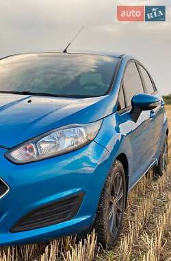 Хэтчбек Ford Fiesta 2016 в 
