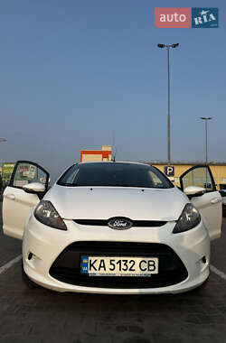 Хэтчбек Ford Fiesta 2011 в 