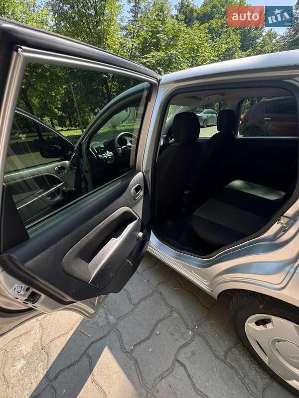 Хэтчбек Ford Fiesta 2004 в Запорожье