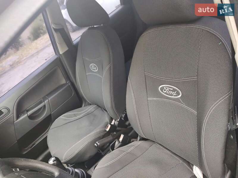 Хэтчбек Ford Fiesta 2006 в Каменском