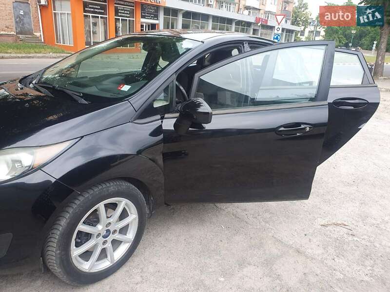Хэтчбек Ford Fiesta 2016 в 