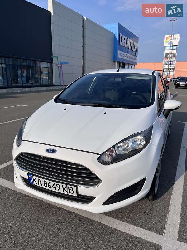 Хэтчбек Ford Fiesta 2016 в 