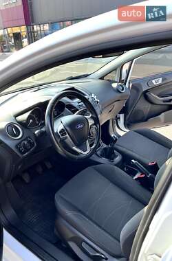 Хэтчбек Ford Fiesta 2016 в 