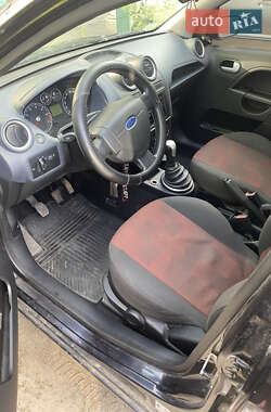 Хэтчбек Ford Fiesta 2006 в 