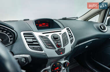 Хэтчбек Ford Fiesta 2011 в 