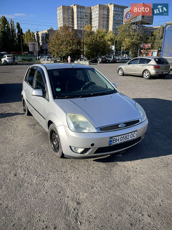 Хэтчбек Ford Fiesta 2005 в 
