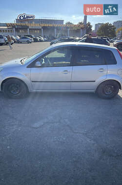 Хэтчбек Ford Fiesta 2005 в 