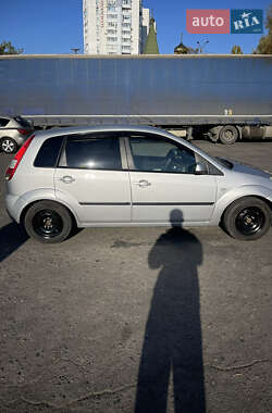 Хэтчбек Ford Fiesta 2005 в 